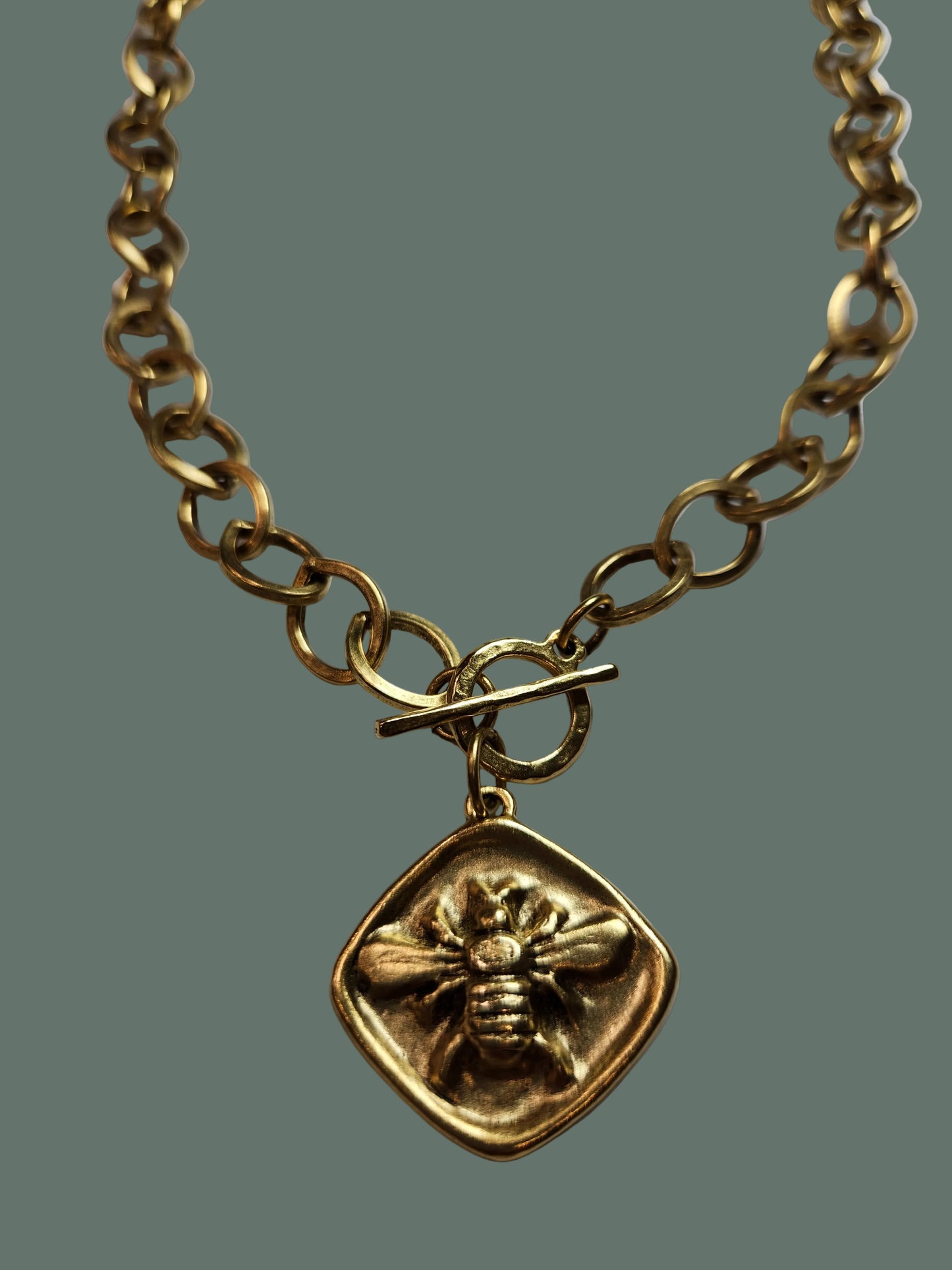 Bee Oval Link Toggle Necklace 24"