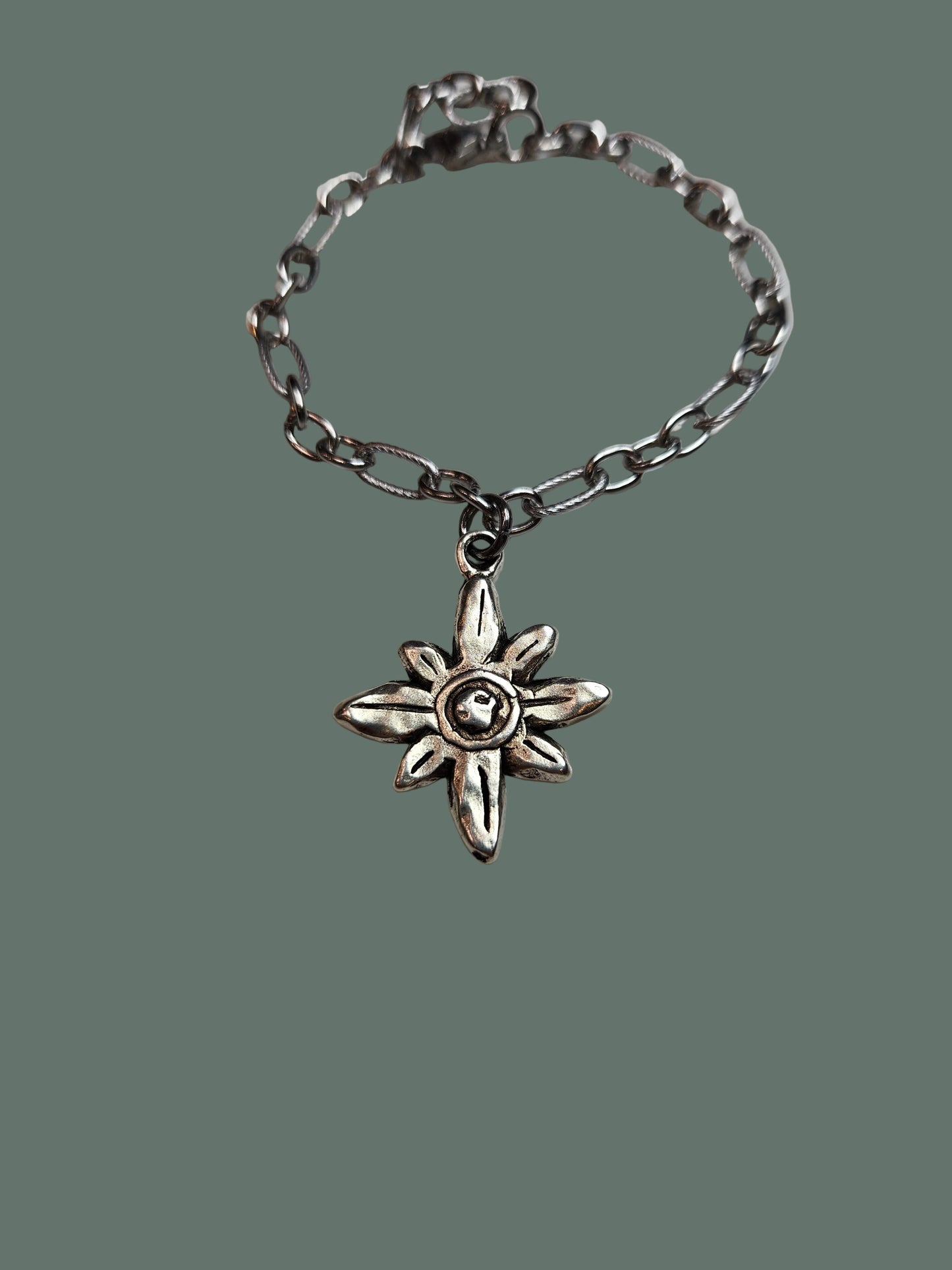 Daisy Pendant Bracelet